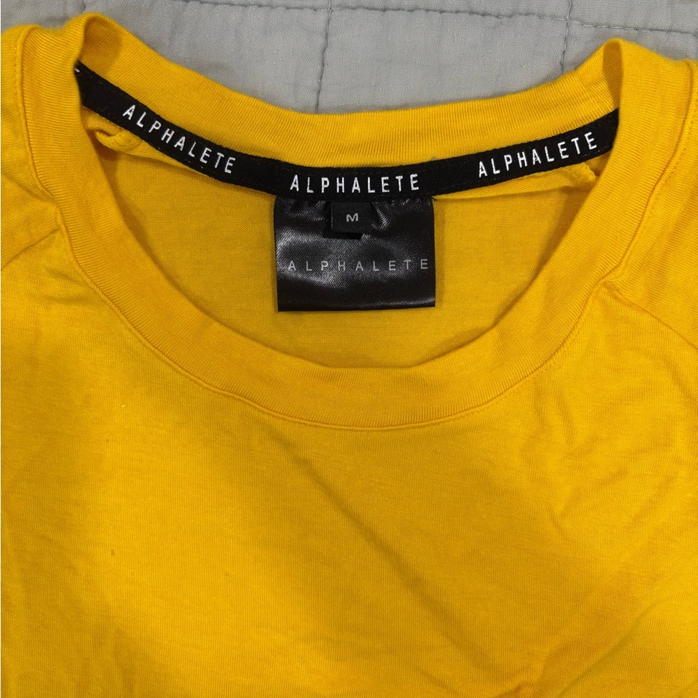 Alphalete Men’s Aspire Long Sleeve Top Yellow Size Medium Soft Stretch Wolf Logo - Picture 2 of 4